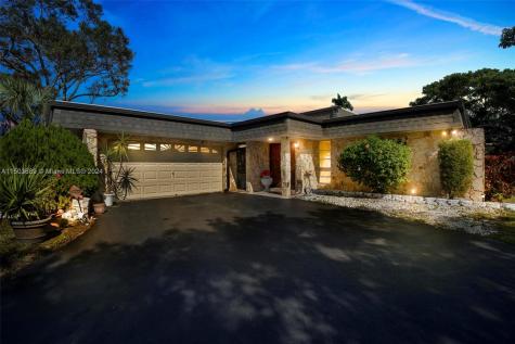 5104 Banyan Lane Tamarac FL 33319