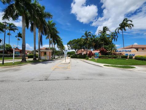 727 NW 208th Drive Pembroke Pines FL 33029