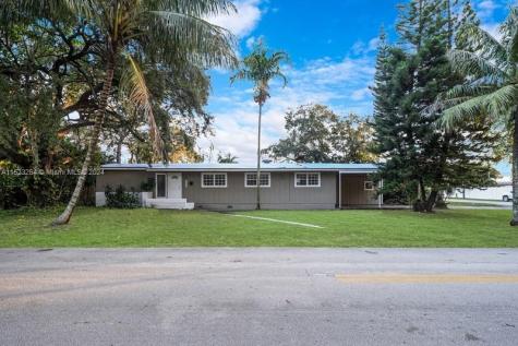 6852 SW 13th Street Pembroke Pines FL 33023