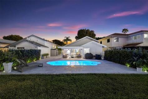 533 Lakeside Circle Sunrise FL 33326