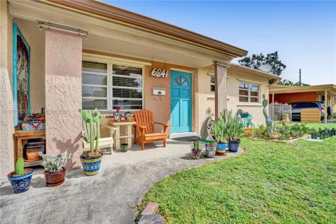 6841 Farragut Street Hollywood FL 33024