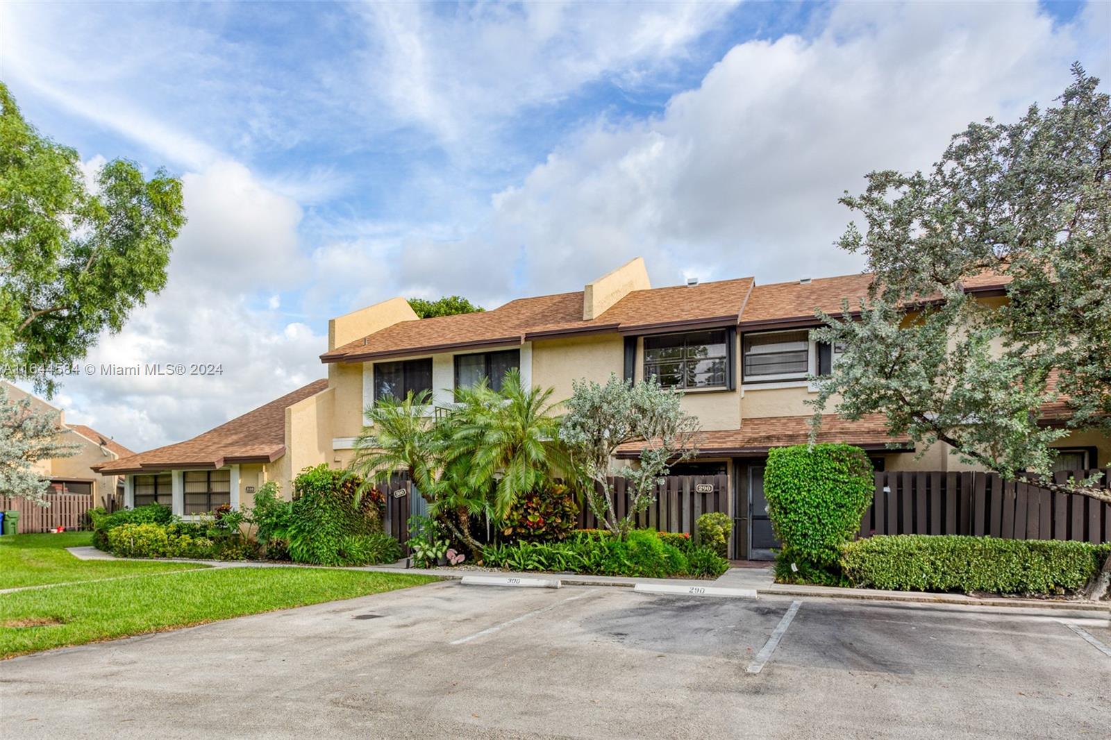 290 SW 97th Terrace Pembroke Pines FL 33025