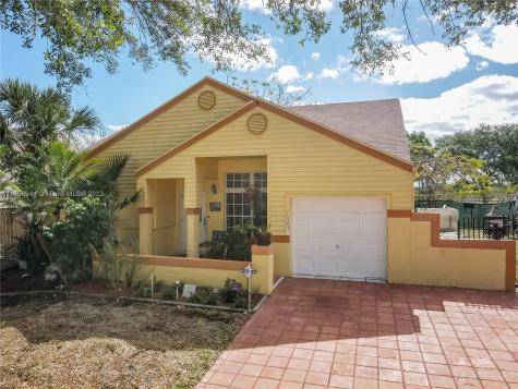1501 SW 85th Avenue Pembroke Pines FL 33025