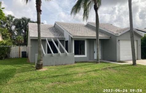 5680 Strawberry Lakes Circle Lake Worth FL 33463