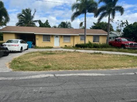 143 SE 27th Way Boynton Beach FL 33435