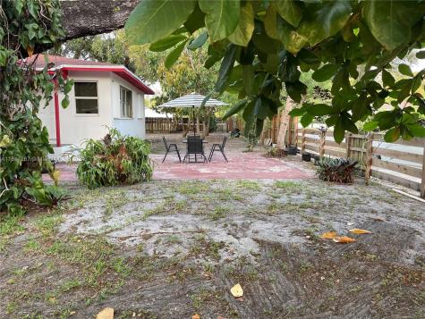 905 NE 129th Street North Miami FL 33161