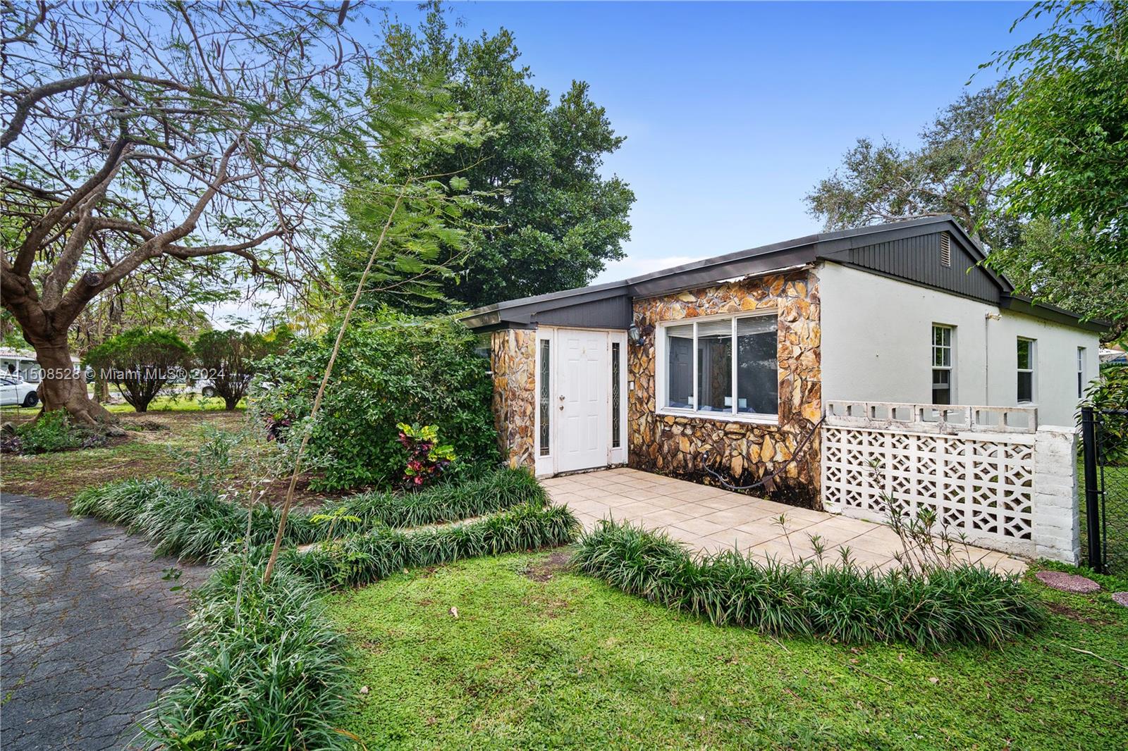2199 NE 180th Street North Miami Beach FL 33162