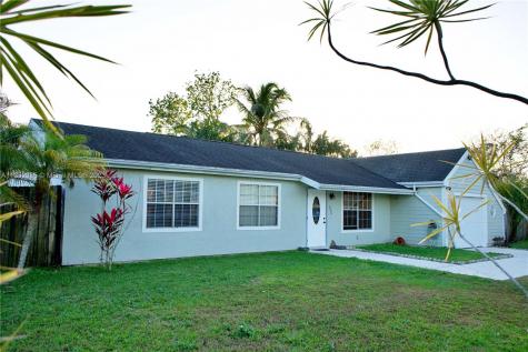586 SE Starflower Avenue Port St. Lucie FL 34983