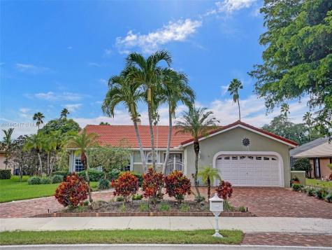 11028 Lakeview Drive Coral Springs FL 33071