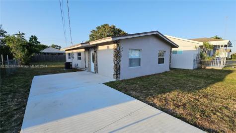 4211 SW 21st Street West Park FL 33023