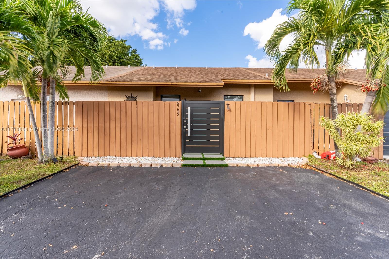 6753 NW 192nd Lane Hialeah FL 33015