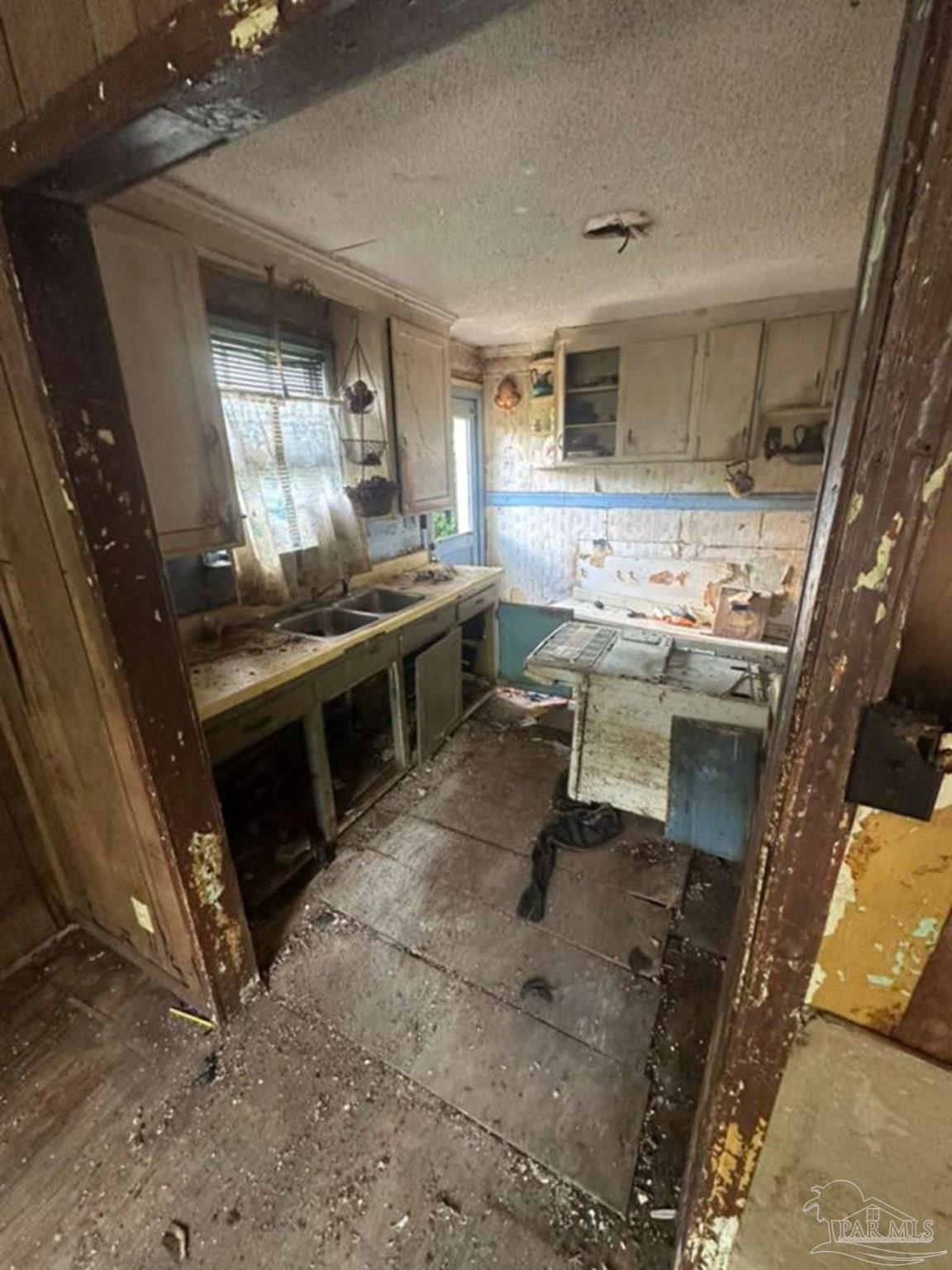 1711 W Lakeview Avenue Pensacola FL 32501