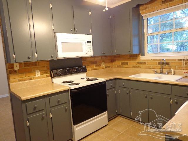 4352 Avenida De Golf Pace FL 32571