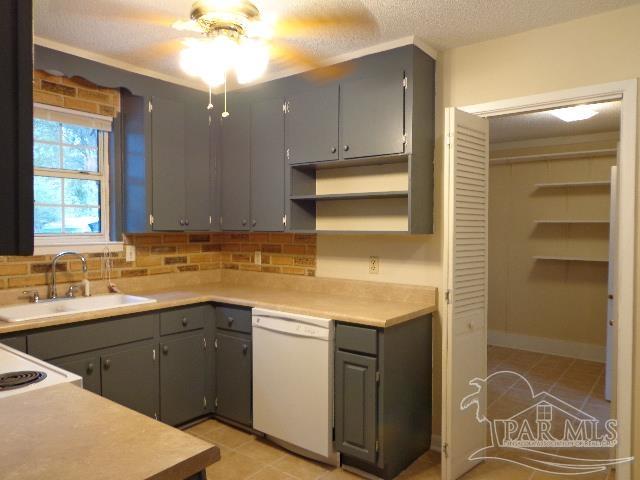 4352 Avenida De Golf Pace FL 32571