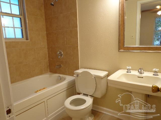 4352 Avenida De Golf Pace FL 32571