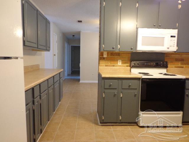 4352 Avenida De Golf Pace FL 32571