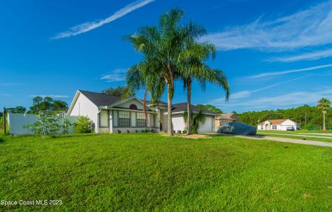 1886 Parrsboro Street NW Palm Bay FL 32907