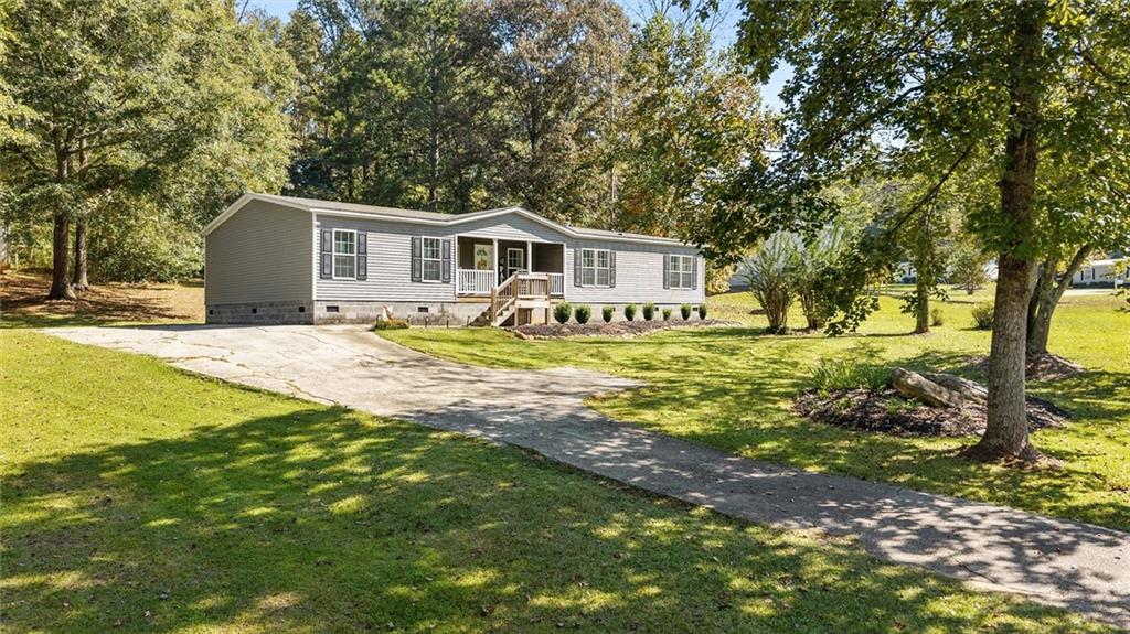 215 Navajo Trail Bowdon GA 30108