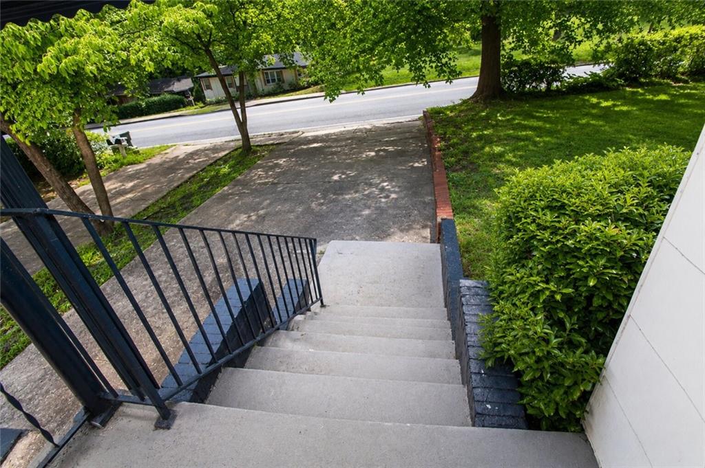 541 W Lake Avenue NW Atlanta GA 30318