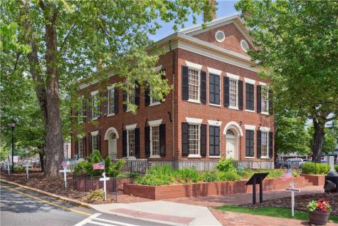 300 Silas Dahlonega GA 30533