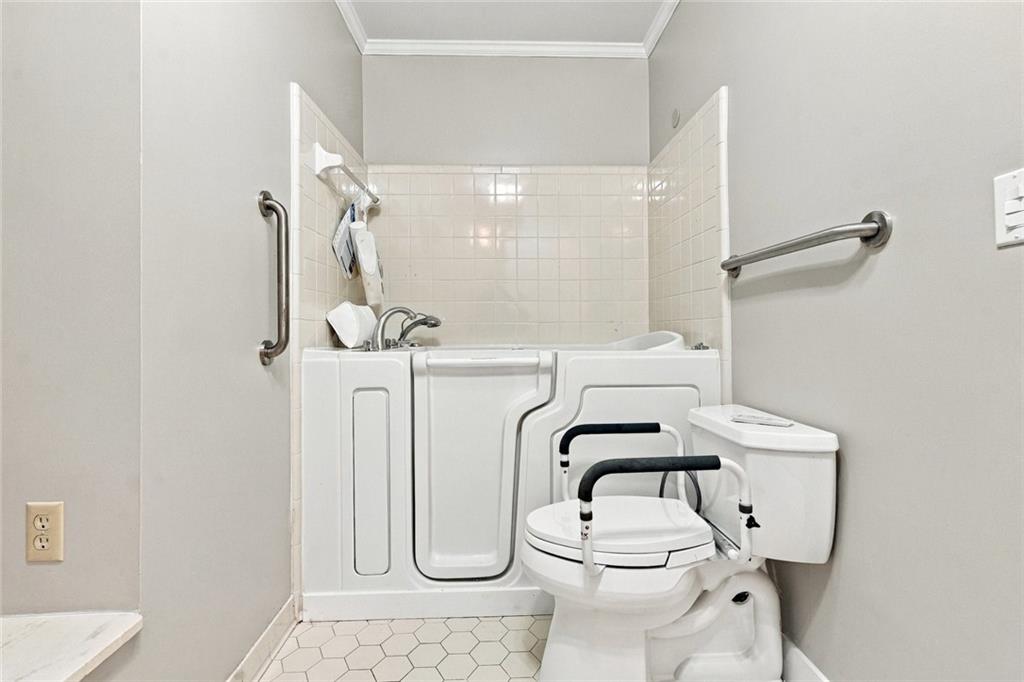 1883 Bedfordshire Court Decatur GA 30033