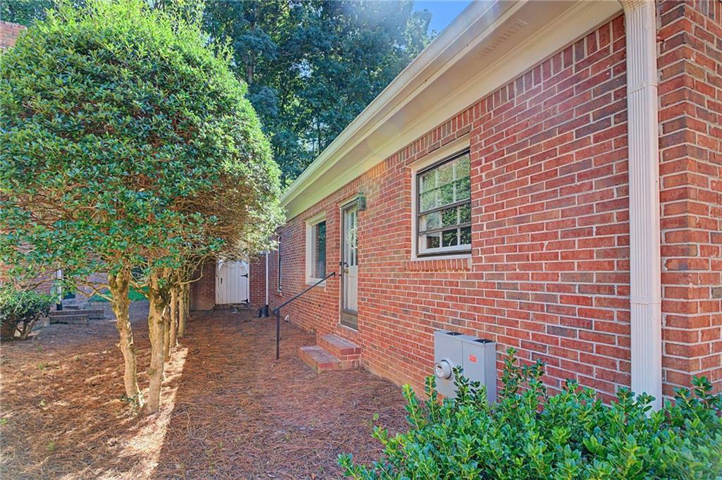 1883 Bedfordshire Court Decatur GA 30033