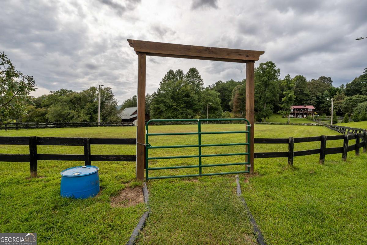 86 Stable Gate Drive Blairsville GA 30512