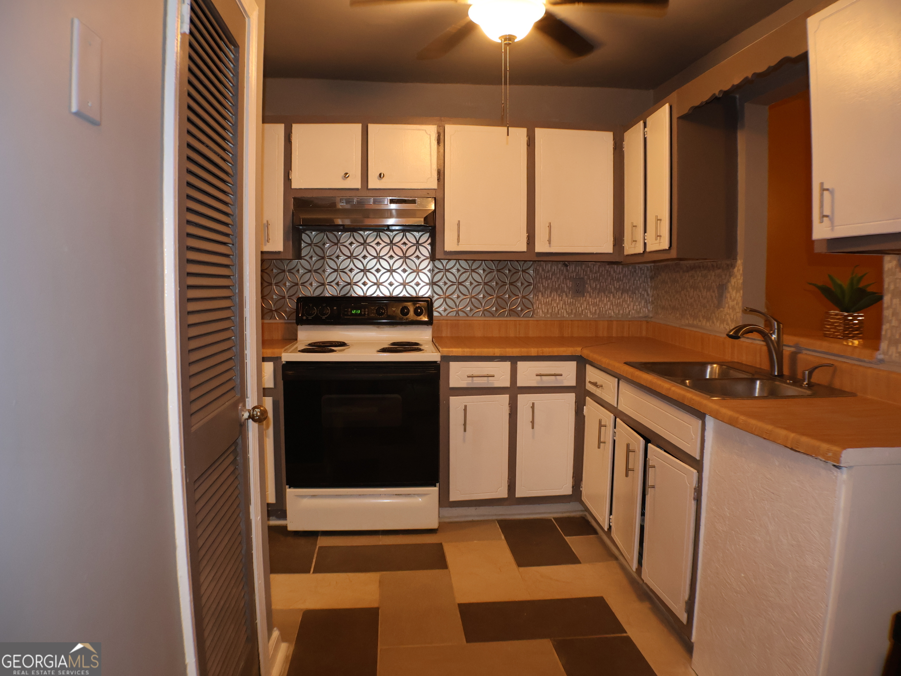 2498 Robinhood Drive Ellenwood GA 30294
