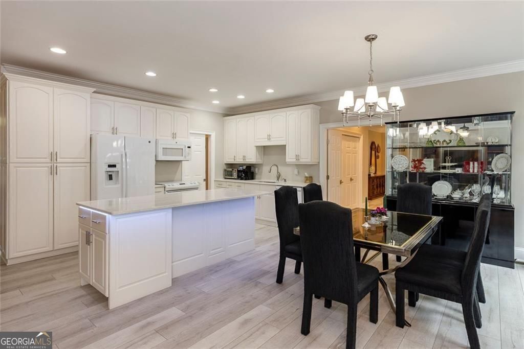 2010 Stonehedge Road Roswell GA 30075