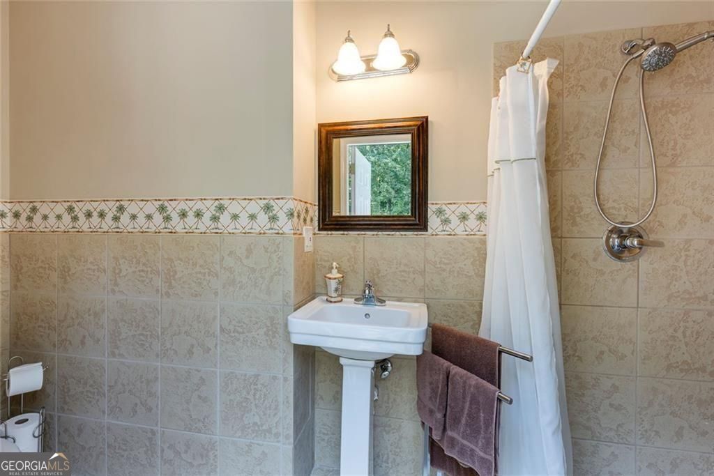 2010 Stonehedge Road Roswell GA 30075