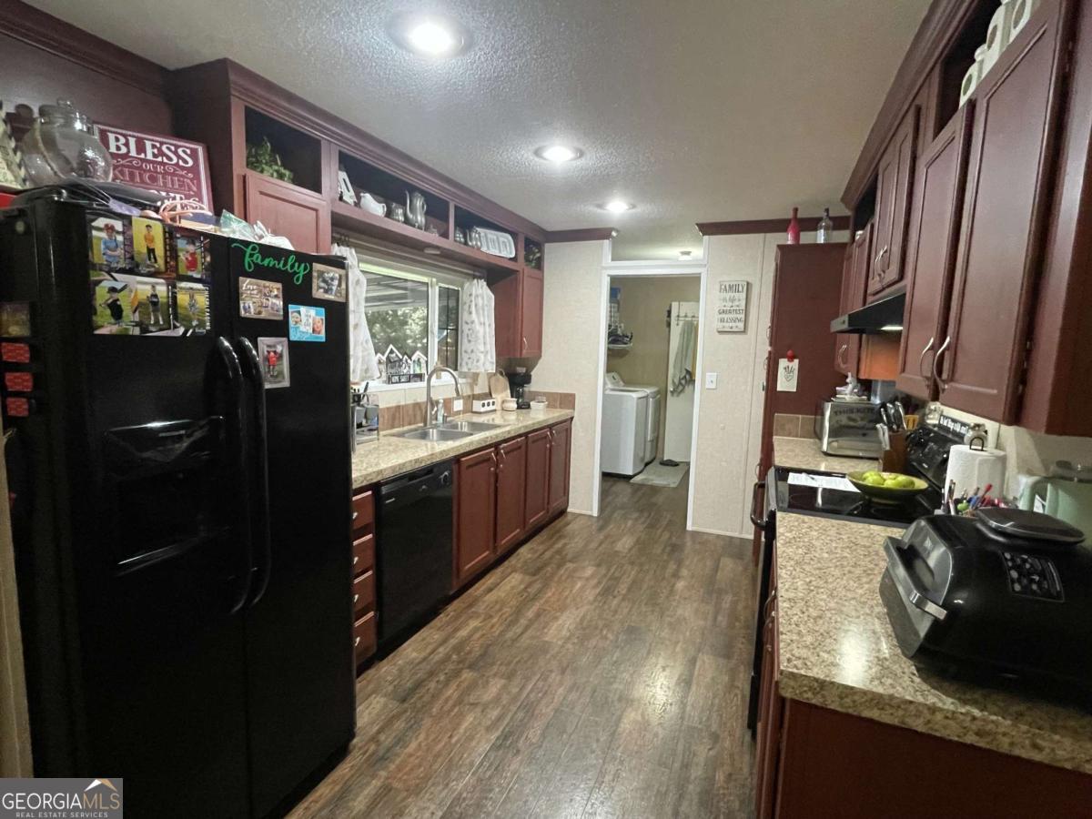 601 Auburn Road Glennville GA 30427