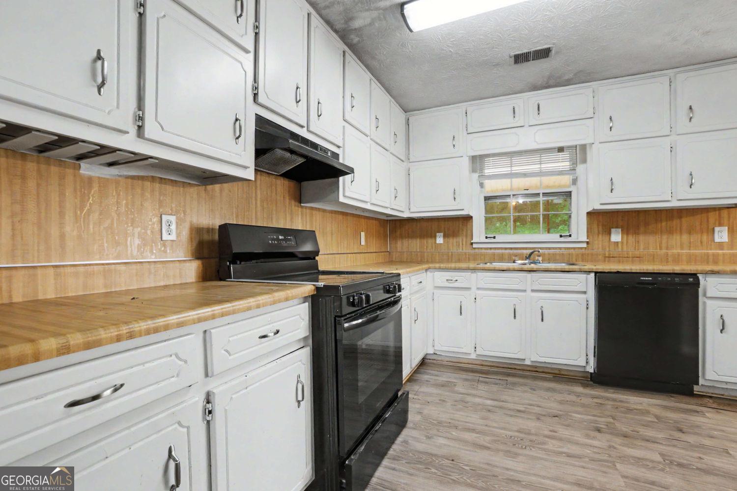 20 Lakeside Drive Ellenwood GA 30294