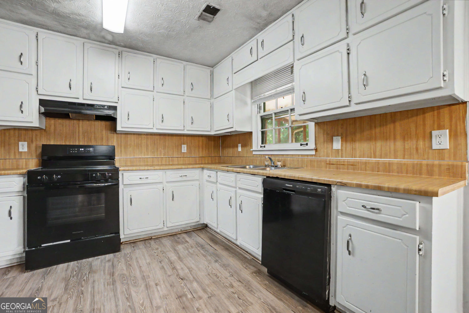 20 Lakeside Drive Ellenwood GA 30294