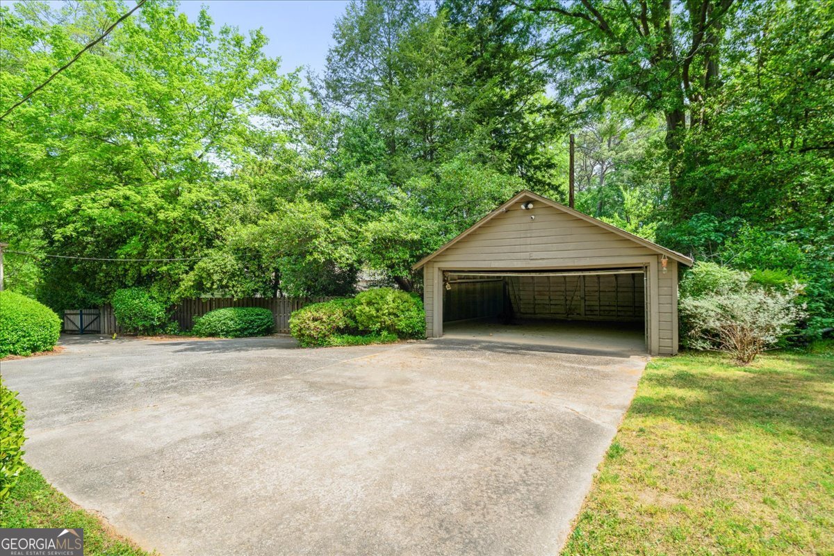 2039 Springlake Drive NW Atlanta GA 30305