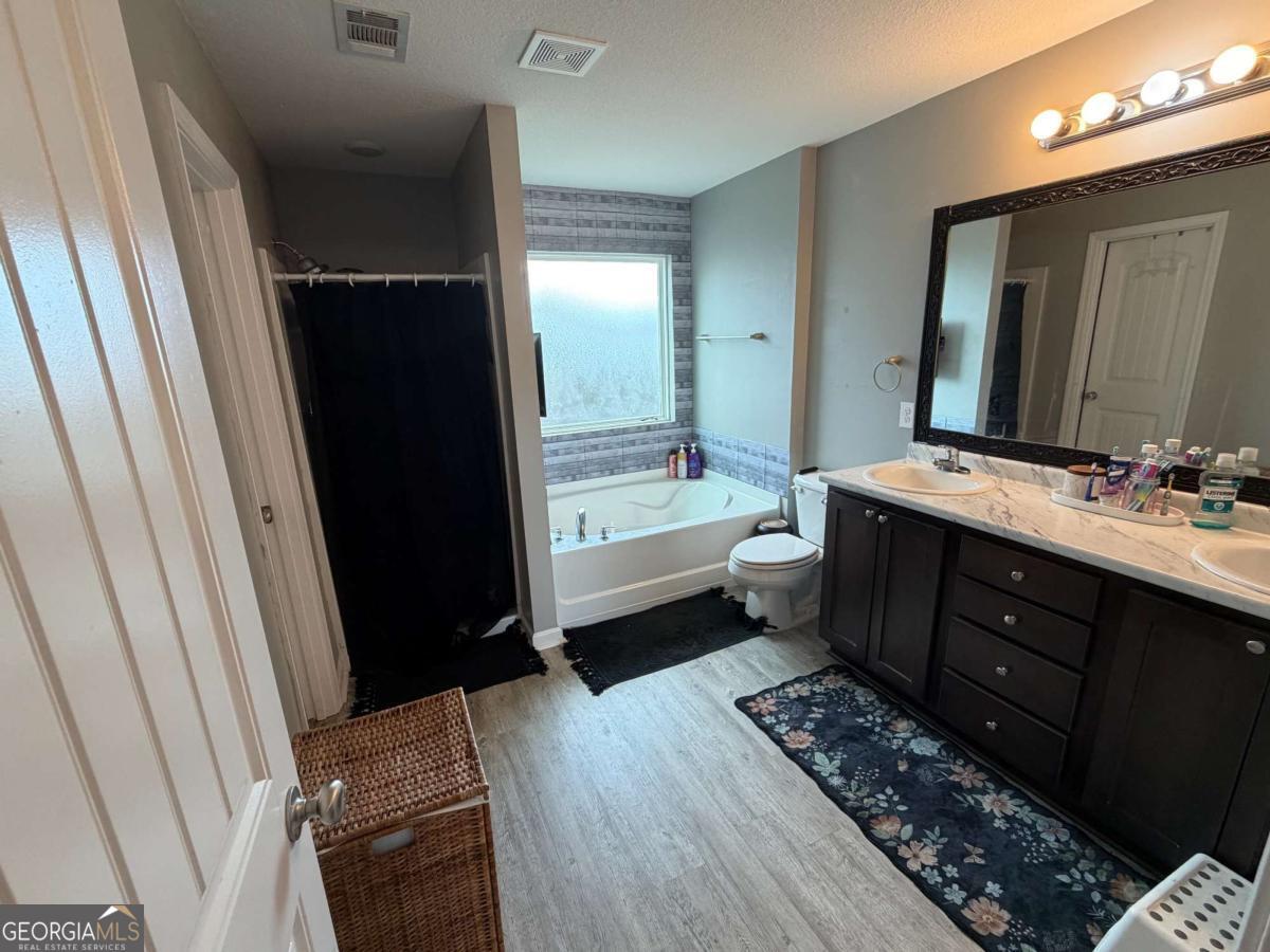 100 Auburn Circle Glennville GA 30427