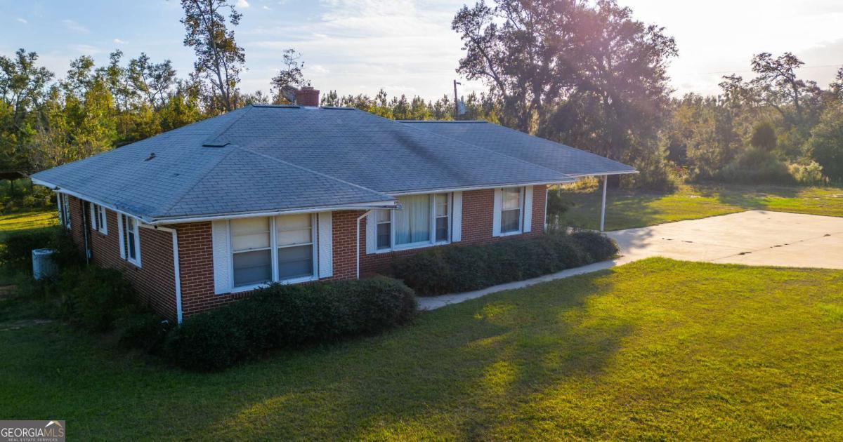 4360 E River Road Baxley GA 31513