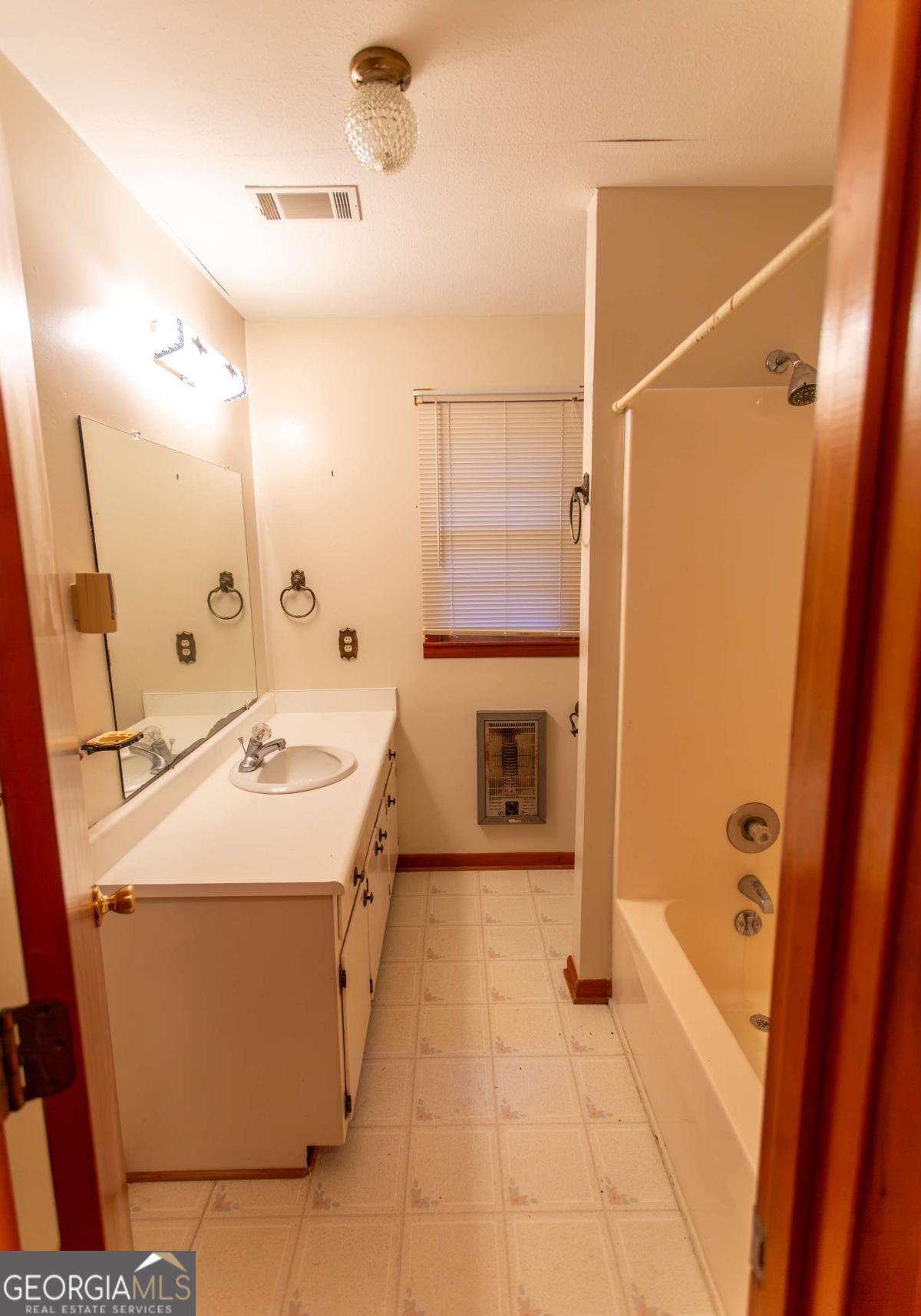 4360 E River Road Baxley GA 31513