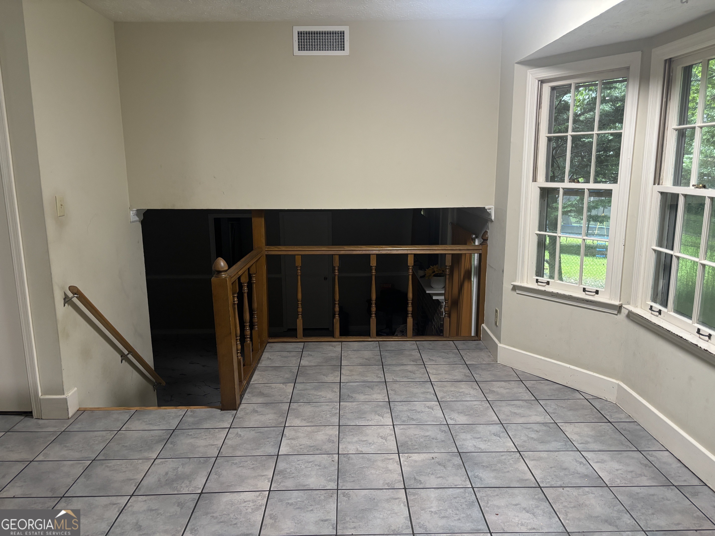 1966 Kensington High Street SW Lilburn GA 30047