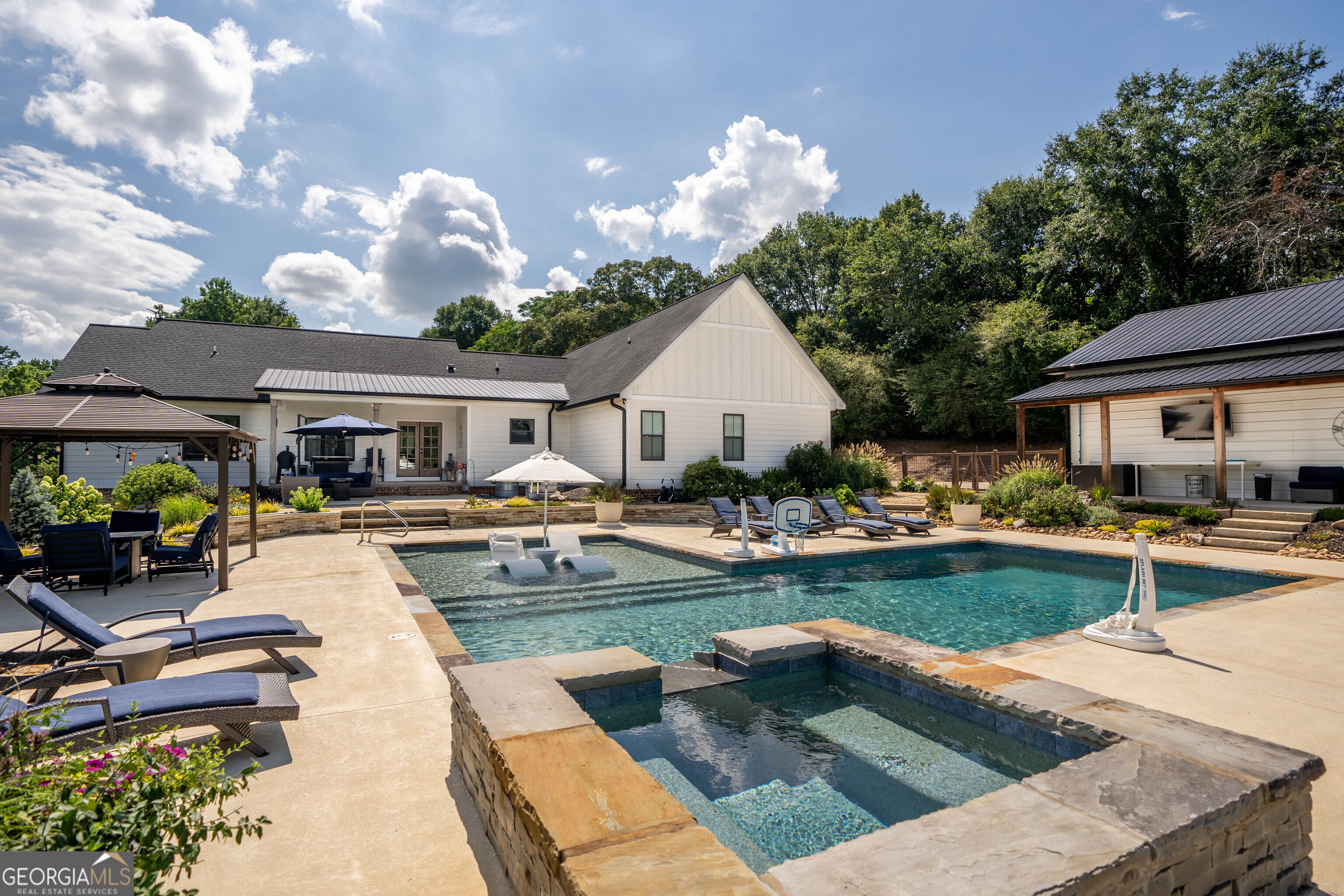 7625 W County Line Road Lula GA 30554