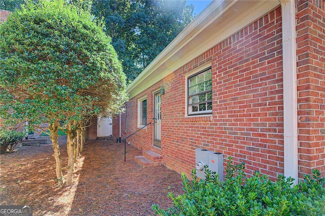 1883 Bedfordshire Court Decatur GA 30033
