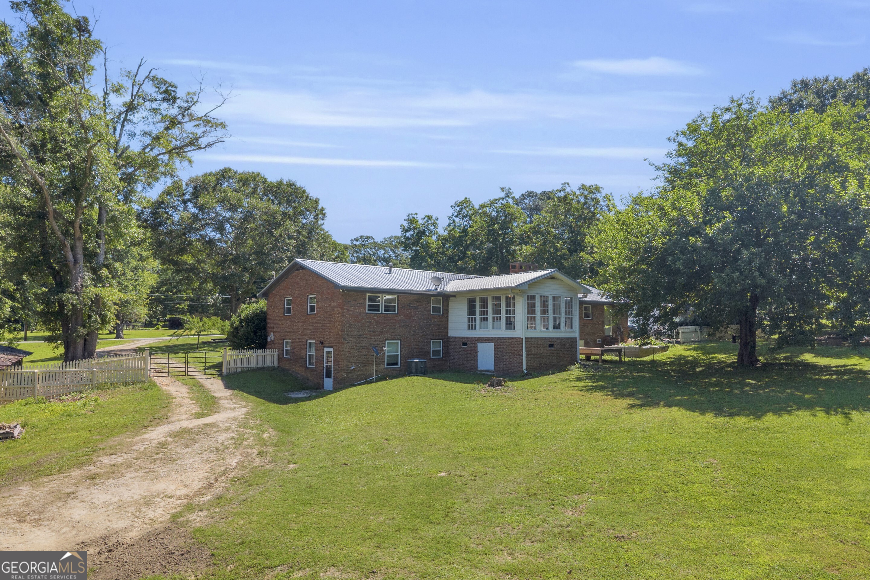 101 W Hendricks Street Bowman GA 30624