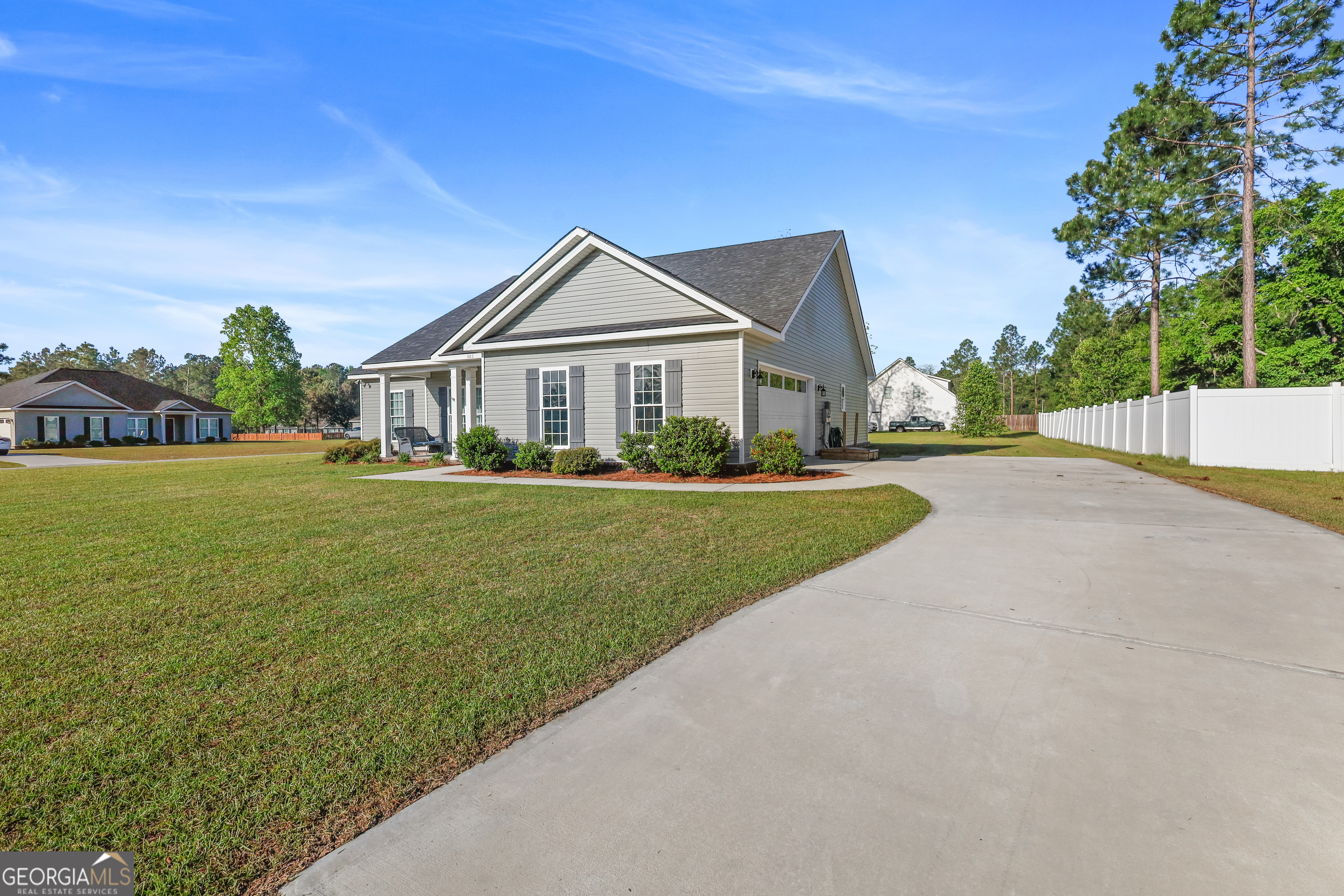301 Tallulah Bend Ellabell GA 31308
