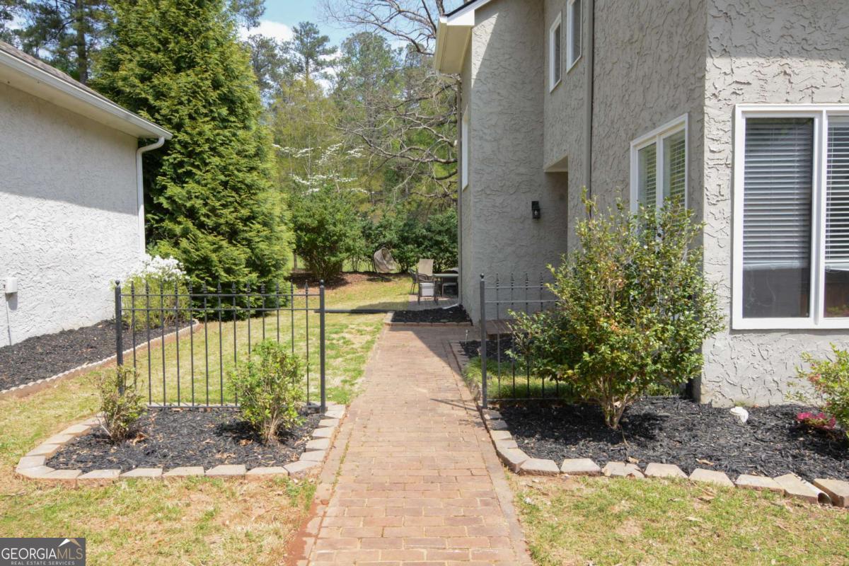 2560 Links End Roswell GA 30076