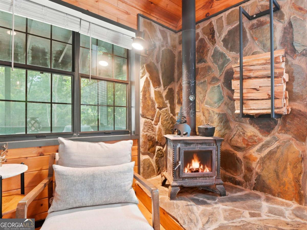 220 Oak Loop Mineral Bluff GA 30559