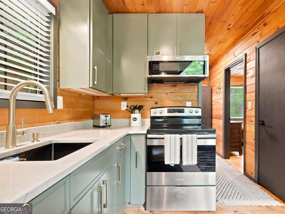 220 Oak Loop Mineral Bluff GA 30559