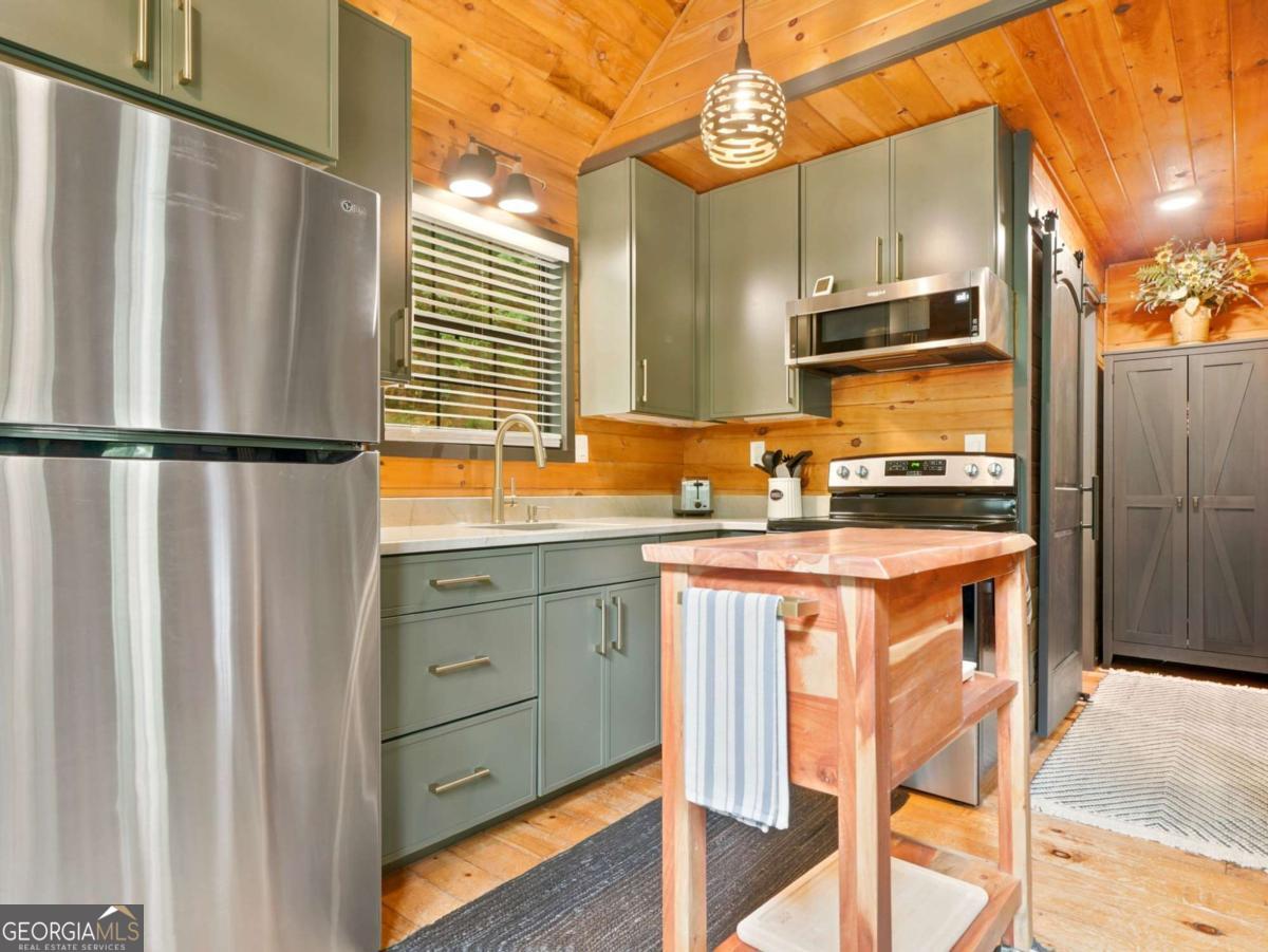 220 Oak Loop Mineral Bluff GA 30559