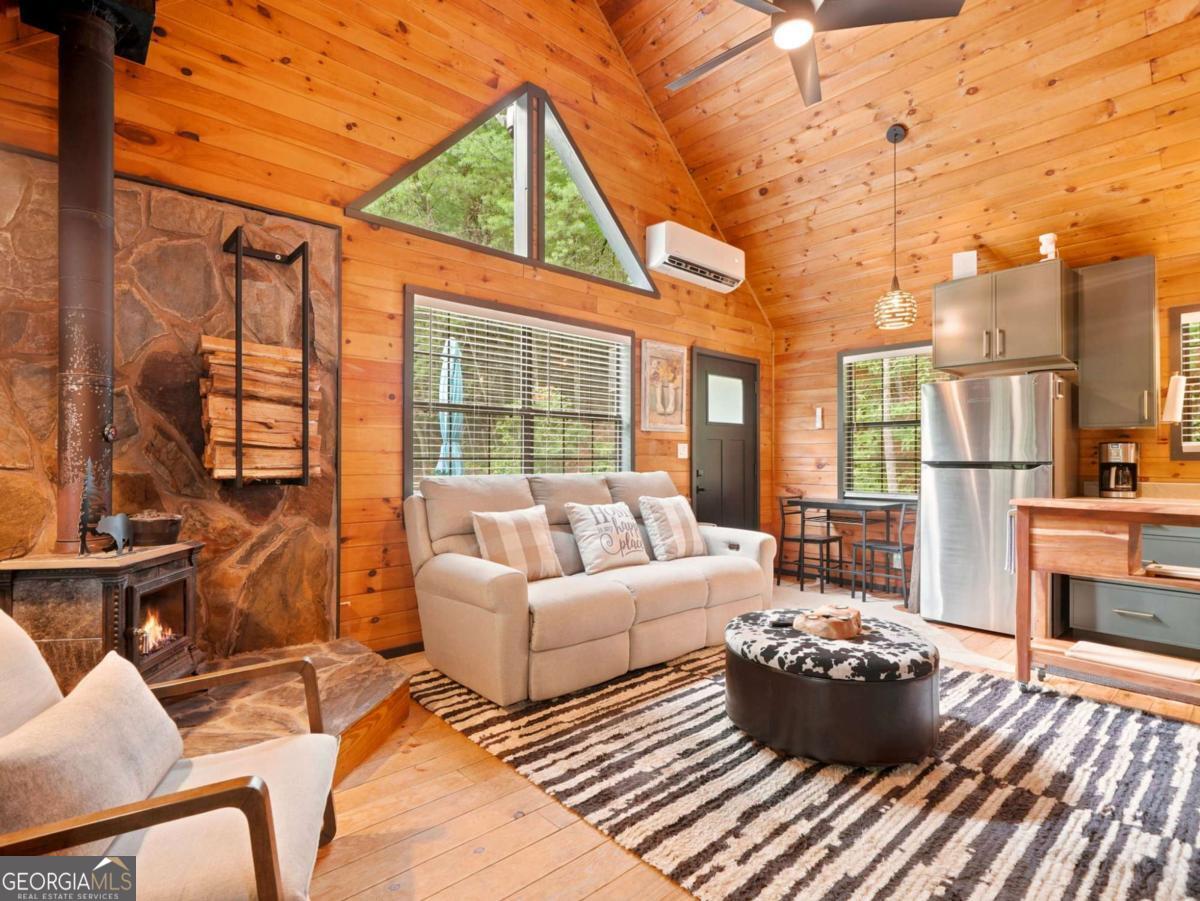 220 Oak Loop Mineral Bluff GA 30559