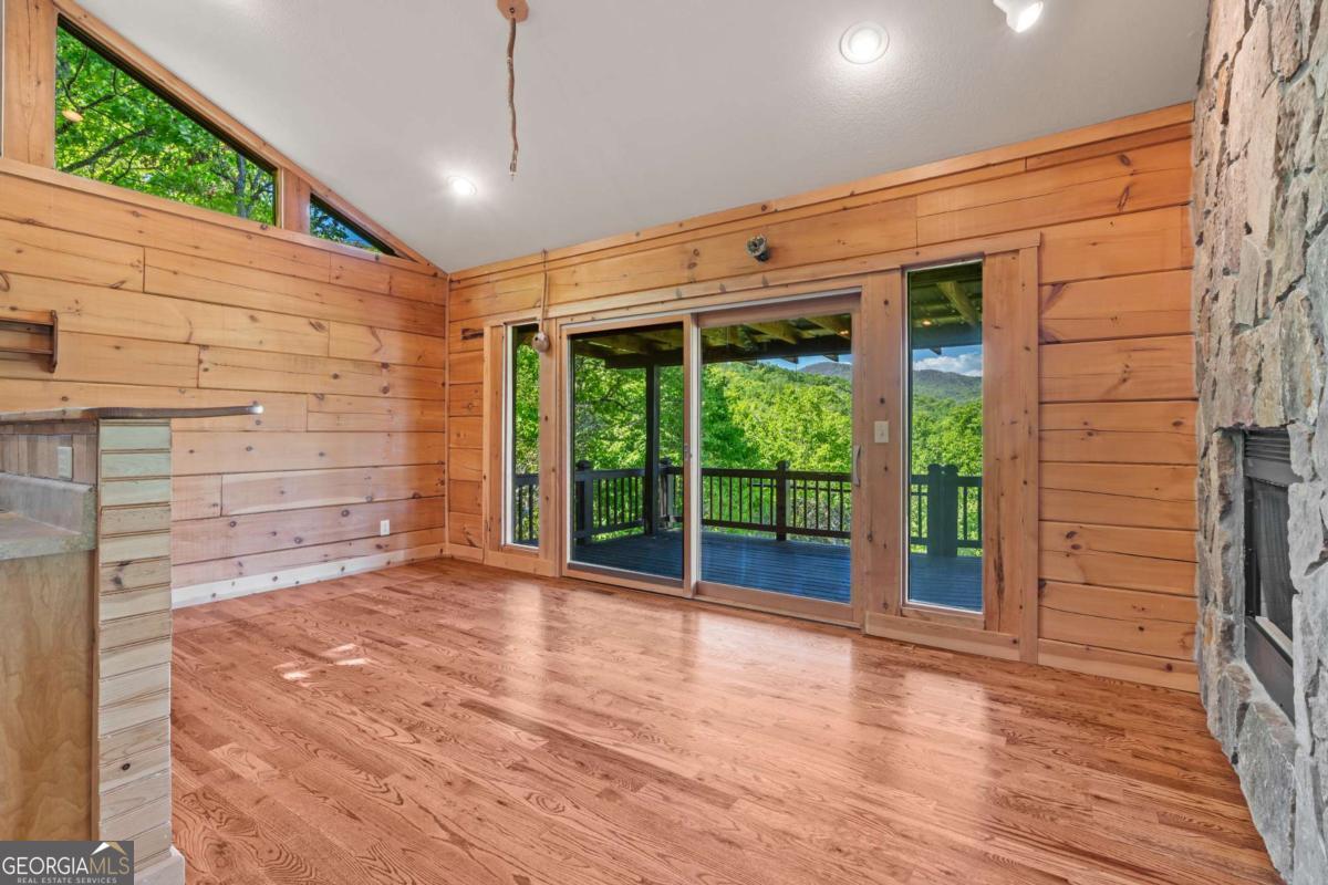 410 Falling Springs Tiger GA 30576