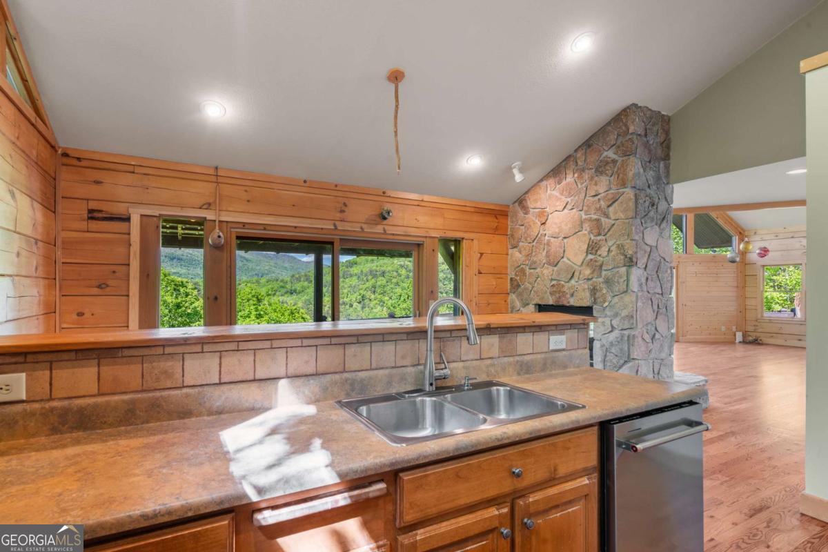 410 Falling Springs Tiger GA 30576
