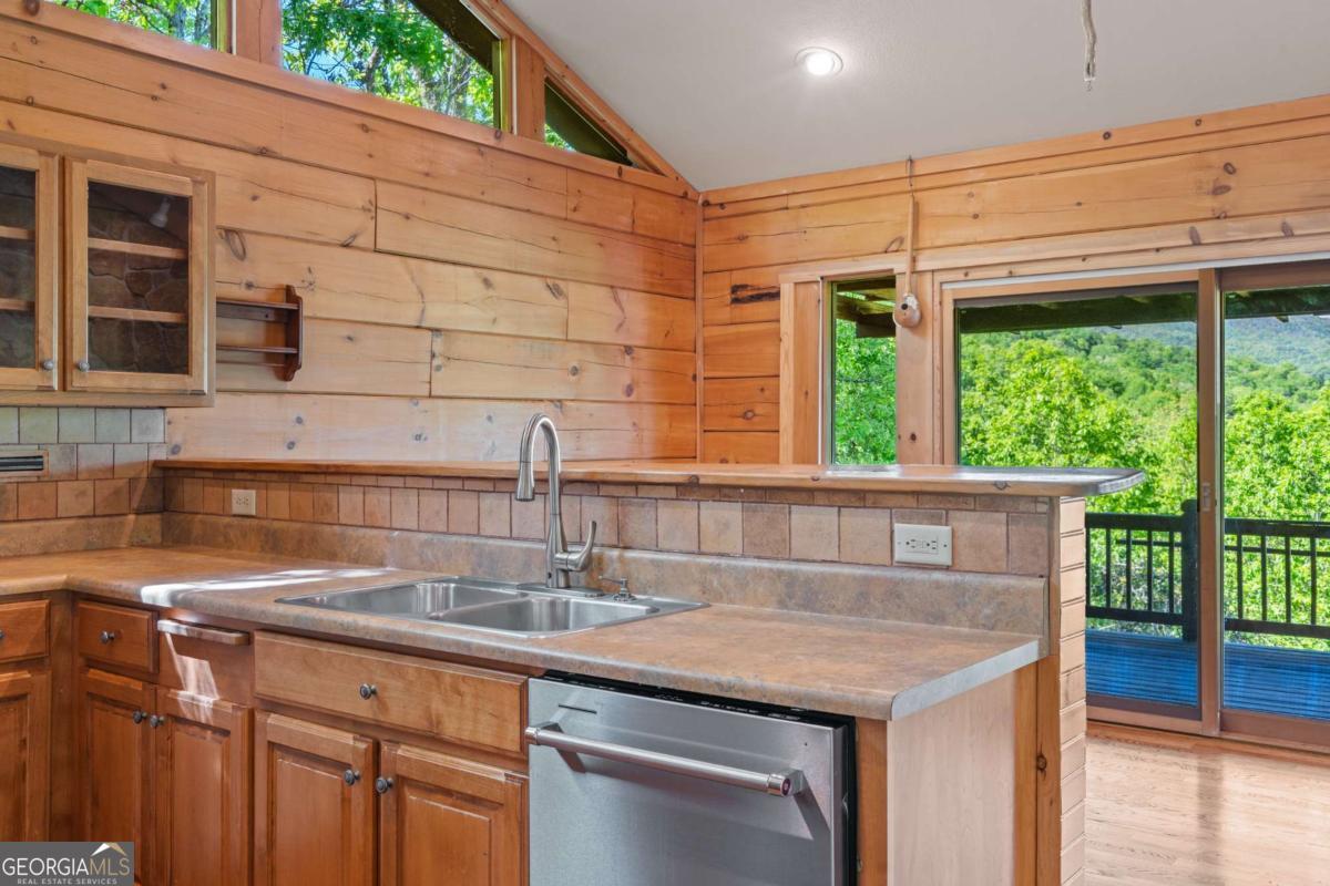 410 Falling Springs Tiger GA 30576